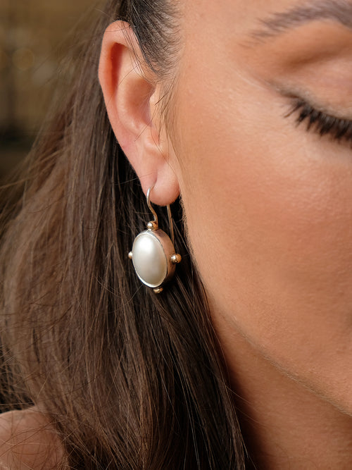 Fiorina Jewellery Venus Oval Pearl Earrings Model
