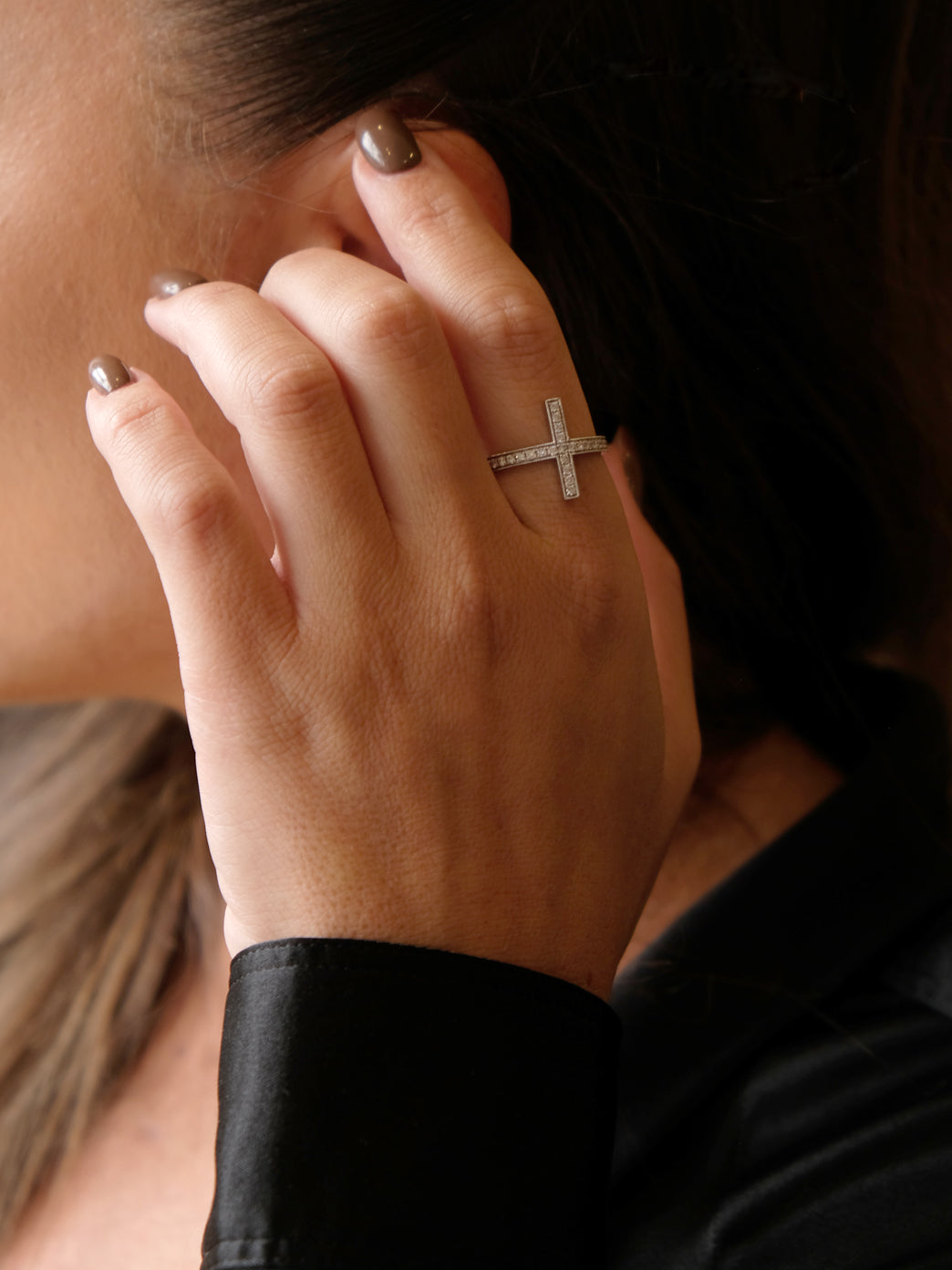 Fiorina Jewellery Diamond Side Cross Ring Model