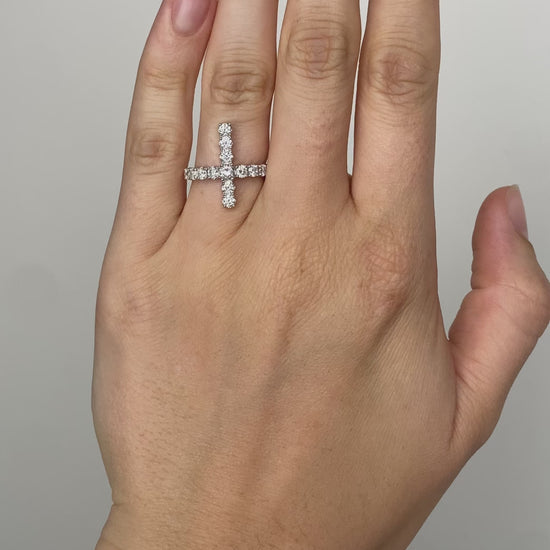 Fiorina Jewellery Diamond Ring Model