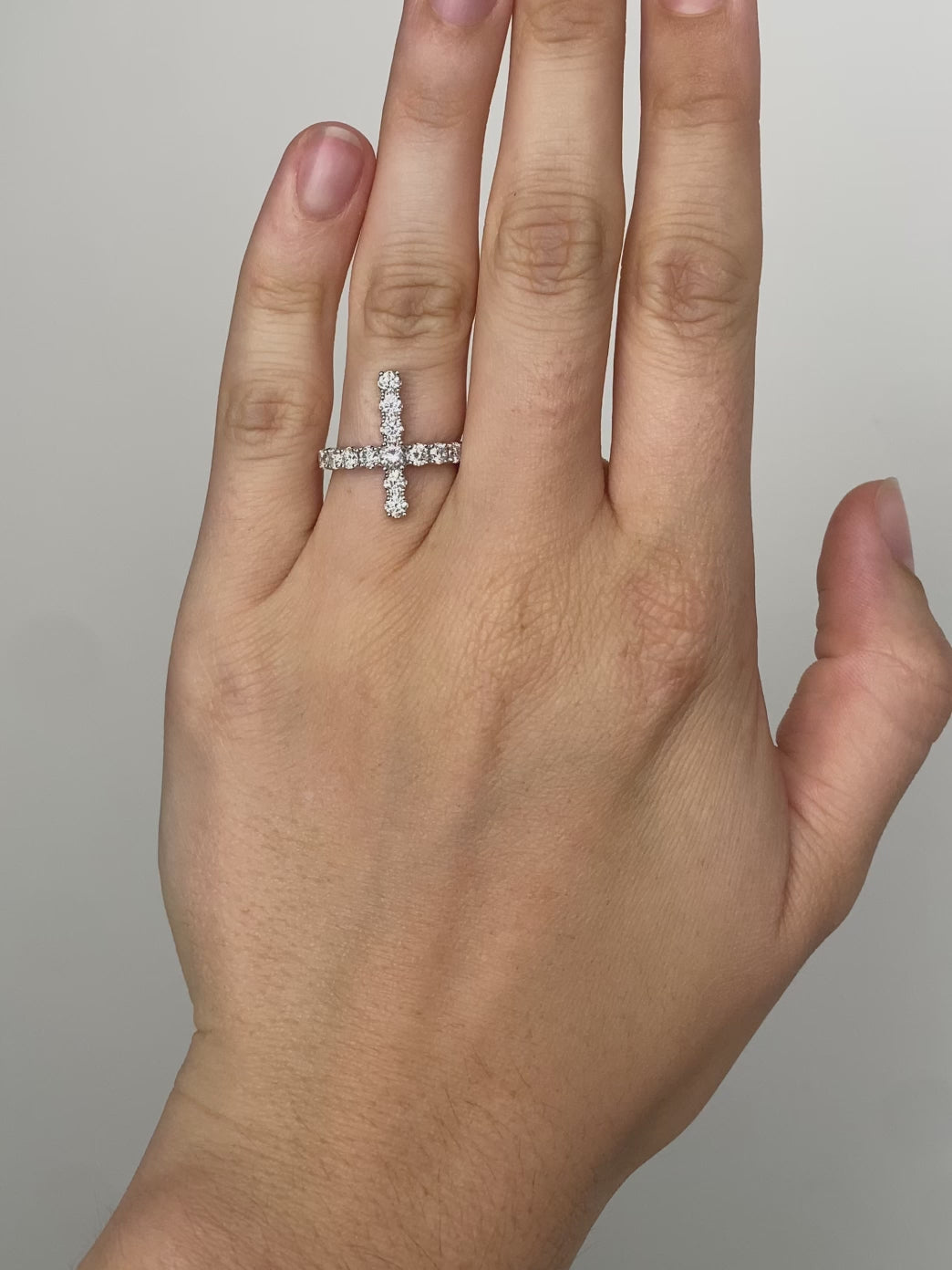 Fiorina Jewellery Diamond Ring Model