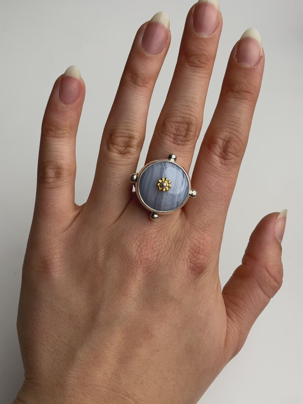 Fiorina Jewellery Round Fishband Ring Chalcedony Model Video