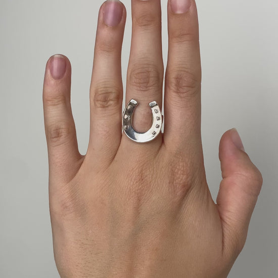 Fiorina Jewellery Horseshoe Ring Model
